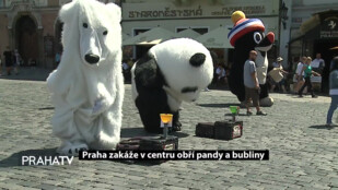 Praha zakáže v centru obří pandy a bubliny