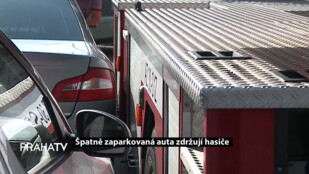 Špatně zaparkovaná auta zdržují hasiče