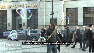 Strážníci studují nová pravidla o buskingu