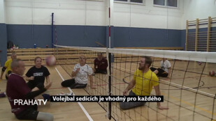 Volejbal sedících je vhodný pro každého