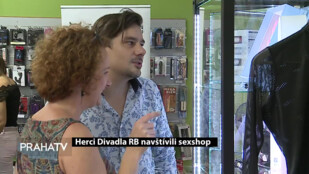 Herci Divadla RB navštívili sexshop