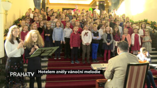Hotelem zněly vánoční melodie