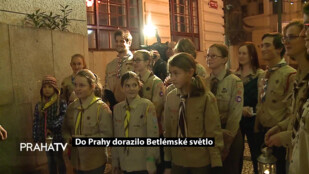 Do Prahy dorazilo Betlémské světlo