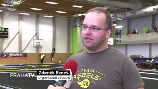 Na Třebešíně jezdí autíčka na dálkové ovládání