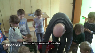 Děti vyrazily s kufrem do pravěku