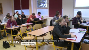 Praha se snaží zajistit žákům výuku online