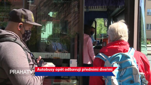 Autobusy opět odbavují předními dveřmi