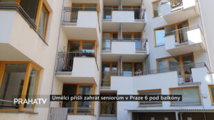 Umělci přišli zahrát seniorům v Praze 6 pod balkóny