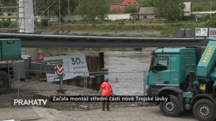 Začala montáž střední části nové Trojské lávky