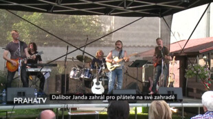Dalibor Janda zahrál pro přátele na své zahradě