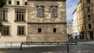 Věž Novoměstské radnice nabízí výhled na Prahu