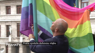 Praha vyvěsila duhovou vlajku