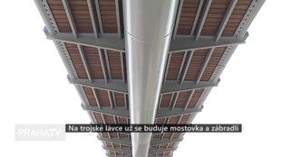Na lávce v Troji se buduje mostovka a zábradlí