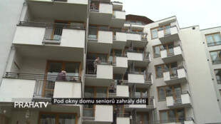 Pod okny domu seniorů zahrály děti