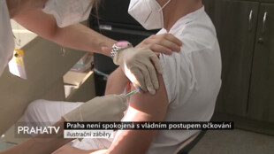 Praha není spokojena s vládním postupem očkování