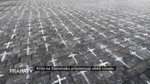 Kříže na Staromáku připomínají oběti covidu