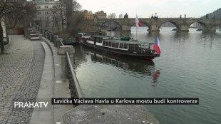 Lavička Václava Havla u Karlova mostu budí kontroverze
