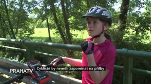 Cyklisté by neměli zapomínat na přilby