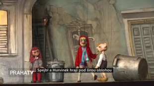 Spejbl a Hurvínek hrají pod širou oblohou