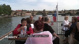 Senioři z Prahy 1 pluli po Vltavě