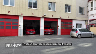 Praha 2 darovala hasičům běžecký trenažér