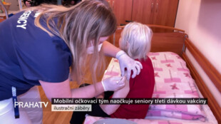Mobilní očkovací tým naočkuje seniory třetí dávkou vakcíny