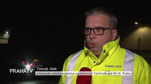 Vánoční strom dorazil na Staroměstské náměstí