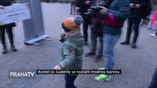 Kostel sv. Ludmily se rozzářil modrou barvou