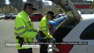 Praze chybí městští policisté, noví získají příspěvek 300 tisíc