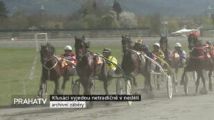 Klusáci budou netradičně závodit až v neděli