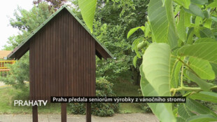 Praha předala seniorům výrobky z vánočního stromu