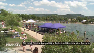 Přírodně čištěné koupaliště v Radotíně láká stále více Pražanů