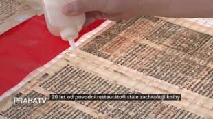 20 let od povodní restaurátoři stále zachraňují knihy