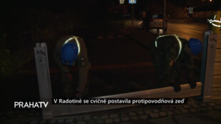 V Radotíně se cvičně postavila protipovodňová zeď