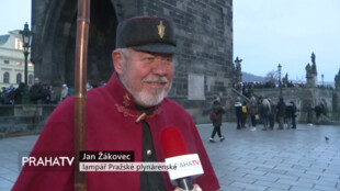 V době adventu se Karlův most rozsvěcí ručně
