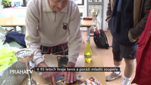 V 95 letech hraje tenis a poráží mladší soupeře