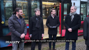 Do pražských ulic vyráží tramvaj v barvách trikolory