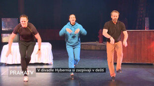 V divadle Hybernia si zazpívají v dešti