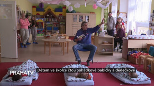 Dětem ve školce čtou pohádkové babičky a dědečkové