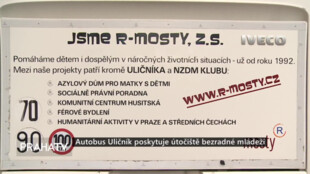 Autobus Uličník poskytuje útočiště bezradné mládeži