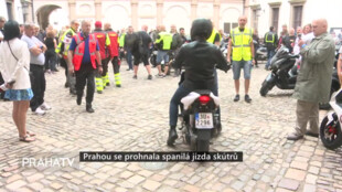 Prahou se prohnala spanilá jízda skútrů