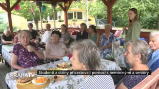 Studenti z ciziny přicestovali pomoci s nemocnými a seniory