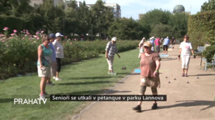 Senioři se utkali v pétanque v parku Lannova