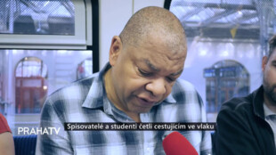 Spisovatelé a studenti četli cestujícím ve vlaku