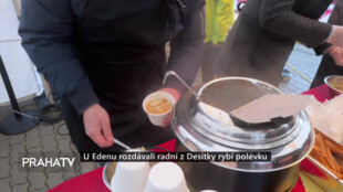 U Edenu rozdávali radní z Desítky rybí polévku