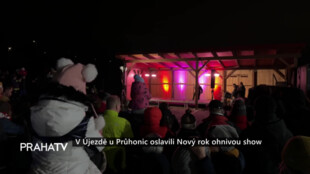 V Újezdě u Průhonic oslavili Nový rok ohnivou show