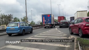 Kbelská straší řidiče složitým křížením a kolonami