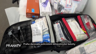 Praha darovala policistům zdravotnické batohy