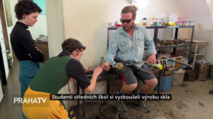 Studenti středních škol si vyzkoušeli výrobu skla