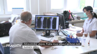 Zdravotníků ubývá, Praha musí situaci aktivně řešit